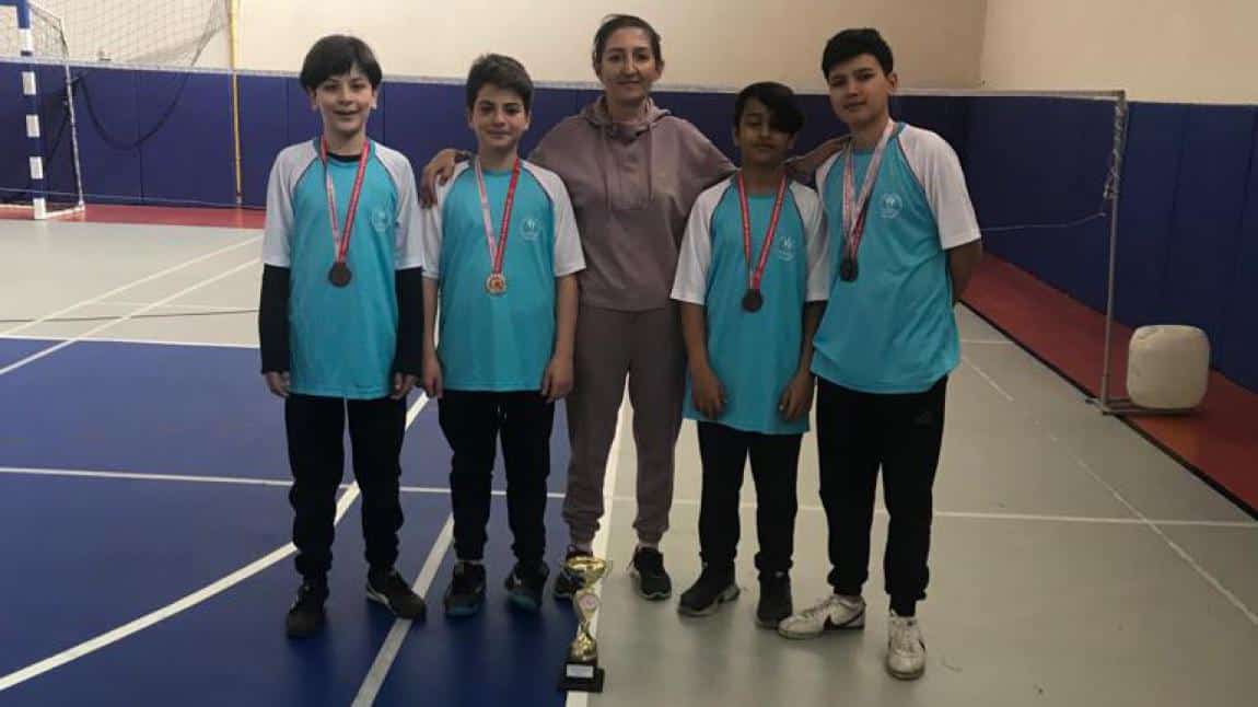 Okulumuz Badminton  Takımı İlimizde Üçüncülük Elde Ederek , Yeni Bir Başarıya İmza Attılar.